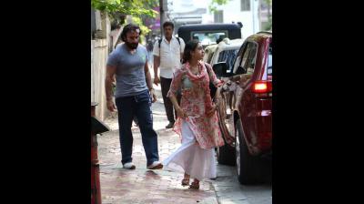 Sara Reached Director's Office With Her Dad Saif