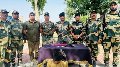 BSF nabs infiltrator on Pak border Amritsar News in punjabi