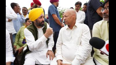 CM Bhagwant Mann at Vinesh Phogat's house 