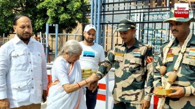 ਸਾਬਕਾ ਸਿਹਤ ਮੰਤਰੀ ਲਕਸ਼ਮੀ ਕਾਂਤਾ ਚਾਵਲਾ ਨੇ ਬਾਰਡਰ ਦੇ ਜਵਾਨਾਂ ਦੇ ਰੱਖੜੀ ਬਨਾ ਕੇ ਮਨਾਇਆ ਰੱਖੜੀ ਦਾ ਤਿਉਹਾਰ