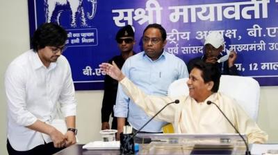 ਮਾਇਆਵਤੀ ਆਕਾਸ਼ ਆਨੰਦ ਨੂੰ ਆਪਣਾ ਉੱਤਰਾਧਿਕਾਰੀ ਨਿਯੁਕਤ ਕਰਦੇ ਹੋਏ