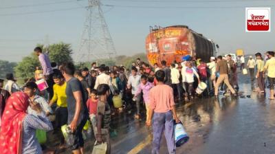 Bus and oil tanker collided: Looting on Agra-Lucknow Expressway, people brought buckets and drums from their homes