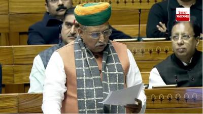 ਕੇਂਦਰੀ ਕਾਨੂੰਨ ਮੰਤਰੀ ਅਰਜੁਨ ਰਾਮ ਮੇਘਵਾਲ ਲੋਕ ਸਭਾ ਵਿਚ ਸੰਵਿਧਾਨ ਸੋਧ ਬਿੱਲ ਪੇਸ਼ ਕਰਦੇ ਹੋਏ 