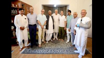 Mallikarjun Kharge, Rahul Gandhi with Farooq and Omar Abdullah