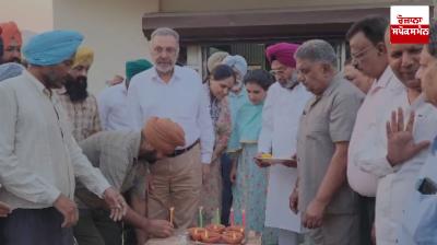 Minister Dr. Balbir Singh celebrated Diwali with farmers and laborers at Patiala Anaj Mandi