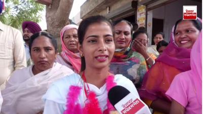 ਸਰਪੰਚ ਕੰਚਨ ਪੱਤਰਕਾਰਾਂ ਨਾਲ ਗੱਲਬਾਤ ਕਰਦੇ ਹੋਏ 