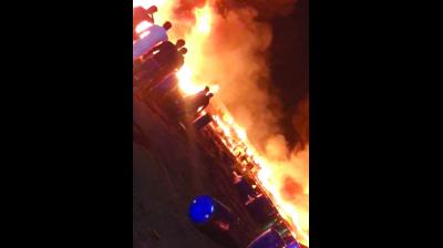 ਫੈਕਟਰੀ ਨੂੰ ਲੱਗੀ ਅੱਗ ਦਾ ਇੱਕ ਭਿਆਨਕ ਦ੍ਰਿਸ਼।