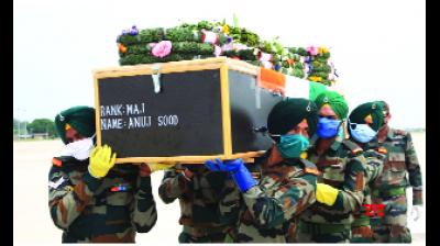 ਜੰਮੂ 'ਚ ਸ਼ਹੀਦ ਹੋਏ ਮੇਜਰ ਅਨੁਜ ਸੂਦ ਦੀ ਮ੍ਰਿਤਕ ਦੇਹ ਚੰਡੀਗੜ੍ਹ ਪੁੱਜੀ