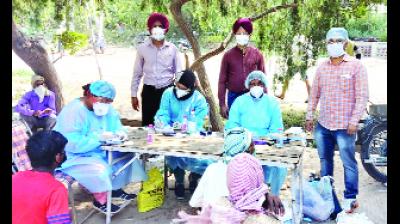 ਮਿਊਂਸਪਲ ਪਾਰਕ 'ਚ ਪ੍ਰਵਾਸੀ ਮਜ਼ਦੂਰਾਂ ਦੀ ਮੈਡੀਕਲ ਸਕਰੀਨਿੰਗ ਦੀ ਜਾਂਚ ਕਰਦੀ ਹੋਈ ਡਾਕਟਰਾਂ ਦੀ ਟੀਮ।