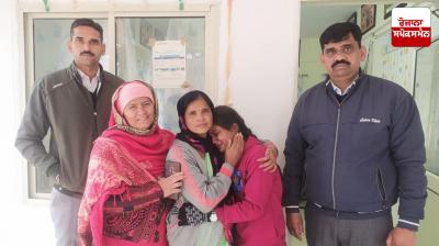 ਪੁਲਿਸ ਵਾਲੇ ਲੜਕੀ ਉਸਦੇ ਦੇ ਮਾਪਿਆਂ ਨੂੰ ਸੌਂਪਦੇ ਹੋਏ 