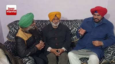 ਅਮਨਦੀਪ ਸਿੰਘ ਦੇ ਪਰਿਵਾਰਕ ਮੈਂਬਰਾਂ ਨਾਲ ਮੁਲਾਕਾਤ ਕਰਦੇ ਹੋਏ ਕੈਬਨਿਟ ਮੰਤਰੀ ਕੁਲਦੀਪ ਸਿੰਘ ਧਾਲੀਵਾਲ 