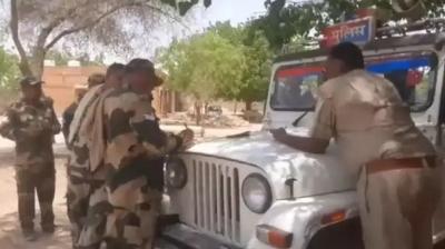 ਕਾਰਵਾਈ ਕਰਦੇ ਹੋਏ ਪੁਲਿਸ ਤੇ ਬੀਐਸਐਫ਼ ਜਵਾਨ 