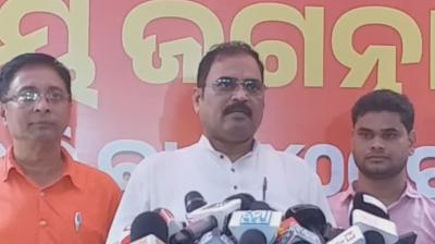 ਯਤਿਨ ਮੋਹੰਤੀ ਪੱਤਰਕਾਰਾਂ ਨਾਲ ਗੱਲਬਾਤ ਕਰਦੇ ਹੋਏ 