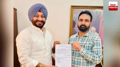 ਕੇਂਦਰੀ ਮੰਤਰੀ ਰਵਨੀਤ ਸਿੰਘ ਬਿੱਟੂ ਹਰਜਿੰਦਰ ਸਿੰਘ ਢੀਂਡਸਾ ਨੂੰ ਨੁਿਯਕਤੀ ਪੱਤਰ ਸੌਂਪਦੇ ਹੋਏ 