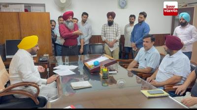 ਹਰਭਜਨ ਸਿੰਘ ਈ ਟੀ ਓ ਵੱਲੋਂ ਲੋਕ ਨਿਰਮਾਣ ਵਿਭਾਗ ਦੇ ਮੋਹਾਲੀ ਵਿਖੇ ਦਫ਼ਤਰਾਂ ਦਾ ਅਚਨਚੇਤ ਦੌਰਾ