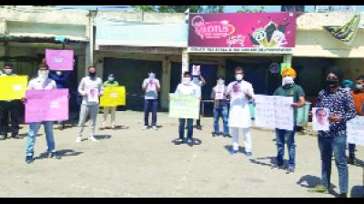 ਡੇਰਾਬੱਸੀ ਬੱਸ ਸਟੈਂਡ 'ਤੇ ਯੂਥ ਕਾਂਗਰਸ ਦੇਰਕਰ ਕੇਂਦਰ ਸਰਕਾਰ ਤੋਂ ਮਜ਼ਦੂਰਾਂ ਦੇ ਖਾਤੇ ਵਿੱਚ 6 ਹਜ਼ਾਰ ਰੁਪਏ ਪਾਉਣ ਦੀ ਮੰਗ ਕਰਦੇ ਹੋਏ।