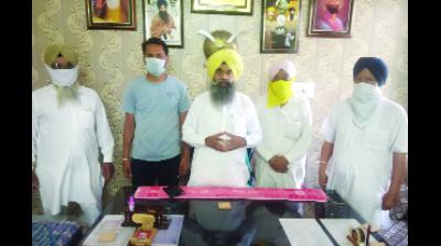 ਅਕਾਲੀ ਦਲ ਸੁਤੰਤਰ ਦੀ ਬੈਠਕ ਤੋਂ ਬਾਅਦ ਪੱਤਰਕਾਰਾਂ ਨਾਲ ਗੱਲਬਾਤ ਕਰਦੇ ਹੋਏ ਪਾਰਟੀ ਦੇ ਕੌਮੀ ਪ੍ਰਧਾਨ ਪਰਮਜੀਤ ਸਿੰਘ ਸਹੌਲੀ।        ਫੋਟੋ : ਕਰਮਜੀਤ ਸਿੰਘ