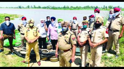 ਉਚ ਅਧਿਕਾਰੀਆਂ ਦੀ ਅਗਵਾਈ 'ਚ ਨਾਜਾਇਜ਼ ਸ਼ਰਾਬ ਦੇ ਬਰਾਮਦ ਹੋਏ ਜ਼ਖ਼ੀਰੇ ਨਾਲ ਵਿਭਾਗੀ ਟੀਮਾਂ।