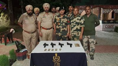 BSF ਤੇ ਪੁਲਿਸ ਅਧਿਕਾਰੀ ਜਾਣਕਾਰੀ ਦਿੰਦੇ ਹੋਏ 