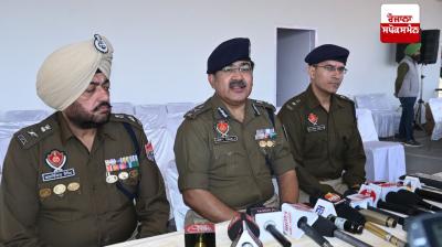 ਪੰਜਾਬ ਦੇ ਸਪੈਸ਼ਲ ਡੀ ਜੀ ਪੀ ਸ੍ਰੀ ਅਰਪਿਤ ਸ਼ੁਕਲਾ ਗਣਤੰਤਰ ਦਿਵਸ ਸਮਾਗਮਾਂ ਦੀ ਸੁਰੱਖਿਆ ਨੂੰ ਲੈ ਕੇ ਪੱਤਰਕਾਰਾਂ ਨੂੰ ਜਾਣਕਾਰੀ ਦਿੰਦੇ ਹੋਏ 