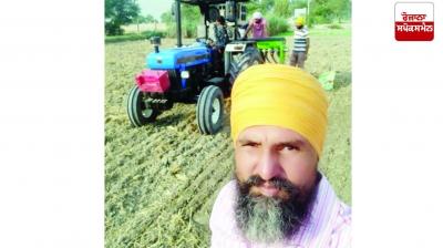 Sukhdeep Singh is sowing wheat by plowing straw in the field for 10 years