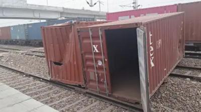 Containers fell from a freight train running in Haryana: the track and electric wires were broken