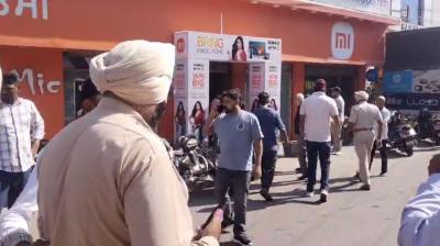 ਪੁਲਿਸ ਕਾਰਵਾਈ ਕਰਦੀ ਹੋਈ 