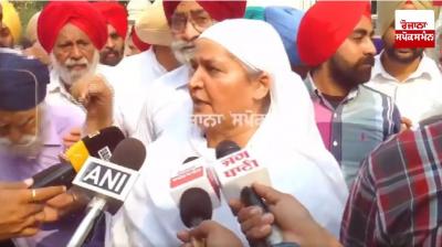  ਬੀਬੀ ਜਗੀਰ ਕੌਰ ਪੱਤਰਕਾਰਾਂ ਨਾਲ ਗੱਲਬਾਤ ਕਰਦੇ ਹੋਏ 
