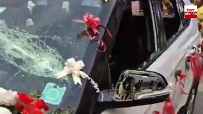 The car of the groom arrived with a procession was attacked with sticks and swords, broken glass