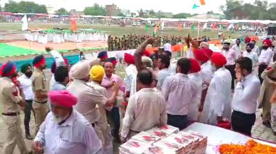 "We don't want similar respect", freedom fighters clash with administration on Independence Day