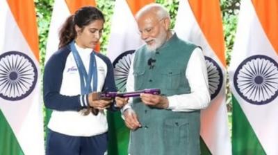 Manu Bhakar gives pistol to PM Modi, PM Modi meets Olympic medalists