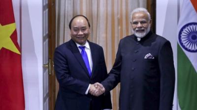 Vietnam's Prime Minister Nguyen Xuan Phuc and PM Modi 