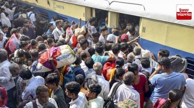 Two passengers die after falling from a train coming from Mumbai to Bihar