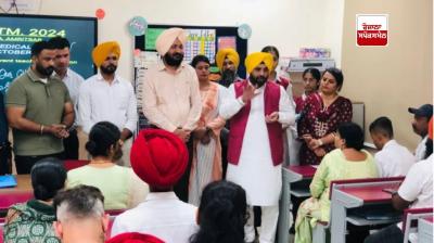  ਮੰਤਰੀ ਹਰਭਜਨ ਸਿੰਘ ਈਟੀਓਮੈਗਾ ਮਾਪੇ-ਅਧਿਆਪਕ ਮੀਟਿੰਗ ਦੌਰਾਨ ਵਿਦਿਆਰਥੀਆਂ ਅਤੇ ਮਾਪਿਆਂ ਨਾਲ ਗੱਲਬਾਤ ਕਰਦੇ ਹੋਏ 