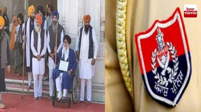 ਸ੍ਰੀ ਅਕਾਲ ਤਖ਼ਤ ਸਾਹਿਬ ਸੁਖਬੀਰ ਬਾਦਲ ਸੇਵਾਦਾਰ ਦੀ ਸੇਵਾ ਨਿਭਾਉਂਦੇ ਹੋਏ 