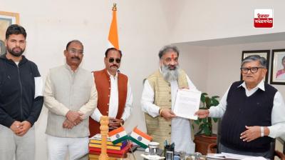  ਪੰਜਾਬ ਦੇ ਰਾਜਪਾਲ ਗੁਲਾਬ ਚੰਦ ਕਟਾਰੀਆ, ਅੰਤਰਰਾਸ਼ਟਰੀ ਮੁਖੀ ਵੀਰੇਸ਼ ਸ਼ਾਂਡਿਲਿਆ ਨੂੰ ਮੰਗ ਪੱਤਰ ਸੌਂਪਦੇ ਹੋਏ 