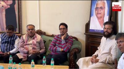 ਗੁਰਦਾਸ ਮਾਨ ਆਪਣੀ ਪਤਨੀ ਨਾਲ ਅਤੇ ਭਾਜਪਾ ਆਗੂ ਤਰੁਣ ਚੁੱਘ ਹੰਸ ਰਾਜ ਹੰਸ ਦੇ ਘਰ ਪਹੁੰਚੇ।