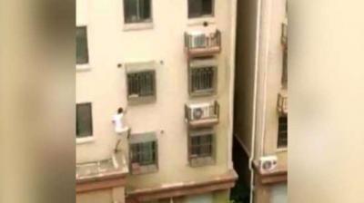 save child by two persons