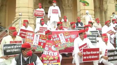 UP Assembly session: Samajwadi Party holds protest against BJP government