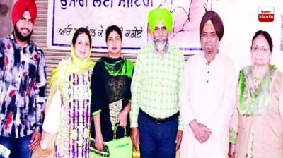 ਸ੍ਰ.ਜੋਗਿੰਦਰ ਸਿੰਘ ਅਤੇ ਬੀਬੀ ਜਗਜੀਤ ਕੌਰ ਨਾਲ ਆਪਣੇ ਪ੍ਰਵਾਰ ਸਮੇਤ ਮੁਲਾਕਾਤ ਕਰਦੇ ਹੋਏ ਲੇਖਕ ਕਸ਼ਮੀਰ ਸਿੰਘ 