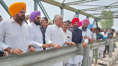  People need relief and ration, not photo shoot - Sunil Jakhar