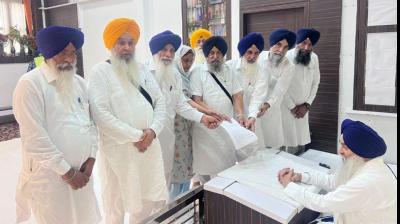 ਸ਼੍ਰੋਮਣੀ ਅਕਾਲੀ ਦੇ ਬਾਗੀ ਧੜਾ ਸ੍ਰੀ ਅਕਾਲ ਤਖਤ ਸਾਹਿਬ ਦੇ ਜਥੇਦਾਰ ਸਾਹਿਬ ਨੂੰ ਮੰਗ ਪੱਤਰ ਸੌਂਪਦੇ ਹੋਏ 