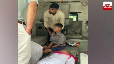 ਪਰੇਡ ਦੌਰਾਨ ਬੇਹੋਸ਼ ਬੱਚਿਆਂ ਨੂੰ ਮੁਢਲੀ ਸਹਾਇਤਾ ਪ੍ਰਦਾਨ ਕਰਦੇ ਹੋਏ ਡਾਕਟਰ 