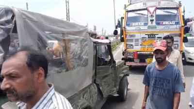 An army jeep collided with a truck full of apples in Ludhiana