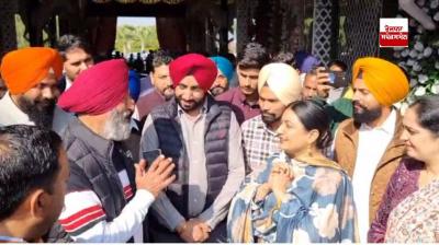 ਵਿਧਾਇਕ ਅਨਮੋਲ ਗਗਨ ਮਾਨ ਪਿੰਡਾਂ ਦੇ ਲੋਕਾਂ ਦੀਆਂ ਸਮੱਸਿਆਵਾਂ ਸੁਣਦੇ ਹੋਏ 