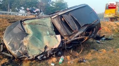 Major road accident in Jhansi, car falls into gorge Latest News in Punjabi 