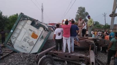   Goods train derails in Amroha 