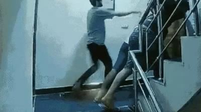 ਹੋਟਲ ਅੰਦਰ ਨੋਜਵਾਨ ਝਗੜਾ ਕਰਦੇ ਹੋਏ