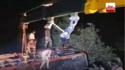 ਨਦੀ ’ਚ ਡਿੱਗੀ ਬੱਸ ਨੂੰ ਬਾਹਰ ਕੱਢਦੇ ਹੋਏ ਤਸਵੀਰ 