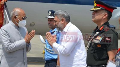 President Ram Nath Kovind was welcomed by Forest Minister Lal Chand Kataruchak on his arrival at Pathankot Airport.